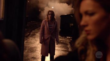 The coat pink fishing Mackage of Felicity Smoak (Emily Bett Rickards) in Arrow S07E11