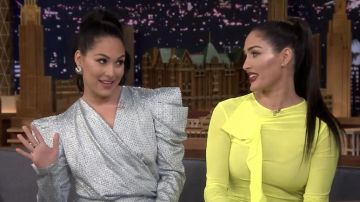 Raisa & Vanessa Strass Embelli Mini Robe Wrap porté par Brie Bella sur Le Tonight Show Starring Jimmy Fallon, le 23 janvier 2019