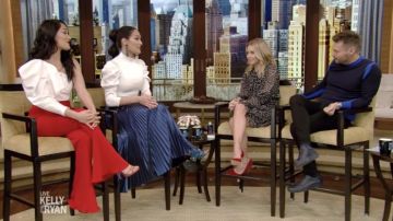 A.L.C. Bobby Blue Metallic Pleated Skirt usada por Nikki Bella en LIVE with Kelly and Ryan 14 de enero de 2019