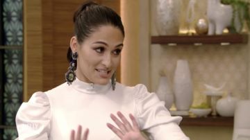 Alice + Olivia Brenna Fit Puff Sleeve Top usado por Nikki Bella en VIVO con Kelly y Ryan 14 de enero de 2019
