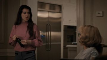 Suéter rosa Joie Jenlar usado por Alison McCord (Kathrine Herzer) en Madam Secretary S05E13