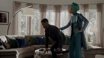 El abrigo de piel azul alice + olivia de Monica Colby (Wakeema Hollis) en Dynasty S02E11