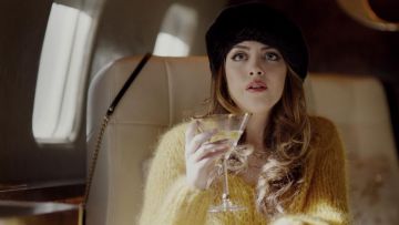 Le pull mohair jaune Maiami de Fallon Carrington (Elizabeth Gillies) dans Dynastie S02E11