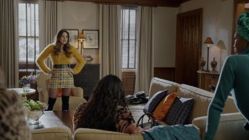 La mini jupe à carreaux jaune Veronica Beard portée par Fallon Carrington (Elizabeth Gillies) dans Dynastie S02E11