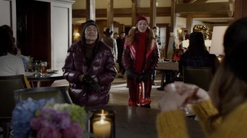 La pantalon en faux cuir MSGM porté par Kirby Anders (Maddison Brown) dans Dynastie S02E11