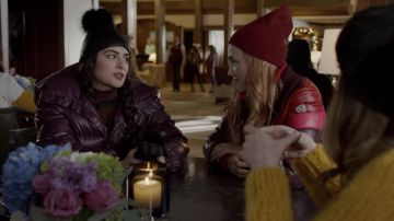 The black bonnet with pom-pom Jocelyn Crystal Jennings (Ana Brenda Contreras) in Dynasty S02E11