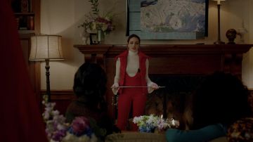 Le pantalon rouge de ski Perfect Moment de Fallon Carrington (Elizabeth Gillies) dans Dynastie S02E11