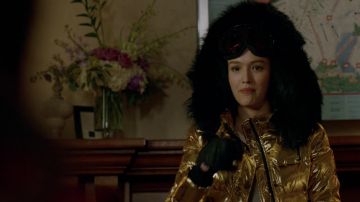 La doudoune or et fourrure Jocelyn de Kirby Anders (Maddison Brown) dans Dynastie (S02E11)