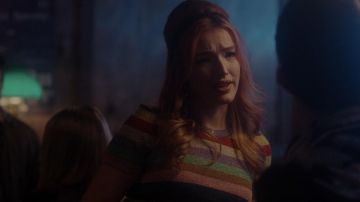 El top a rayas multicolor Alice + Olivia de Kirby Anders (Maddison Brown) en Dynasty S02E11