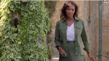 The jacket shirt khaki Karine Le Marchand in The love is in the meadow the 28.01.2019 portraits