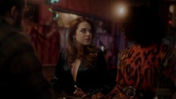 La robe de soirée Raquel Diniz de Fallon Carrington (Elizabeth Gillies) dans Dynastie S02E11