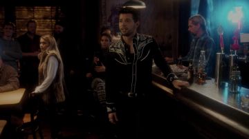 La chemise noire style cow boy Dsquared2 de Sam Jones (Rafael de la Fuente) dans Dynastie S02E11