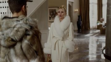 Le manteau blanc à fourrures Sofia Cashmere de Alexis Carrington (Nicollette Sheridan) dans Dynastie S02E11