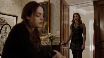 La robe en cuir Urban Outfitters portée par Kirby Anders (Maddison Brown) dans Dynastie S02E11