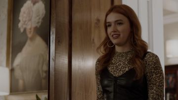 El suéter de cuello de tortuga con estampado de leopardo Out From Under de Kirby Anders (Maddison Brown) en Dynasty S02E11