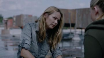 Denim Gris haut porté par Kate Strucker (Amy Acker) dans Le Surdoué (S01E04)