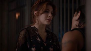 Top de seda azul laya meadow usado por Dreamer (Elena Satine) en The Gifted (S01E06)