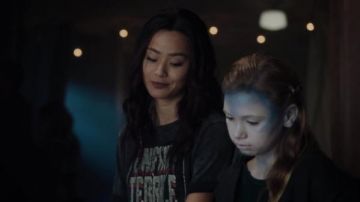 Enfant Terrible Graphic Tee usado por Clarice (Jamie Chung) en The Gifted (S01E08)