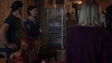 Raglan Pull Top porté par le Sage (Hayley Lovitt) dans Le Surdoué (S01E09)