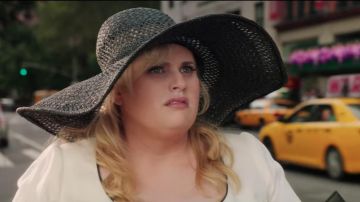 El sombrero negro de Natalie (Rebel Wilson) en Isn't It Romantic