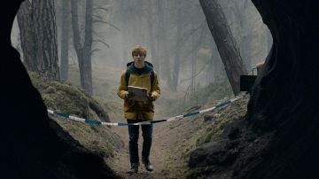 Le manteau jaune de Jonas Kahnwald (Louis Hoffman) dans Dark S01E04