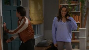 Sanctuary Shiloh Hooded V-Neck Stonewashed Hoodie usado por Claire (Amber Stevens West) en Happy Together (S01E01)