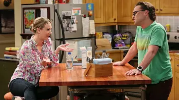 La table de la salle à manger de Leonard Hofstadter (Johnny Galecki) et Penny (Kaley Cuoco) dans The Big Bang Theory S07E21