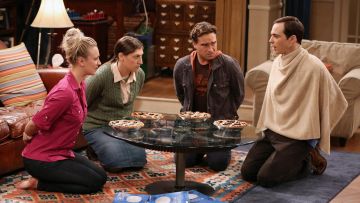 The round table in glass in the living room of Sheldon Cooper (Jim Parsons) in The Big Bang Theory S06E04