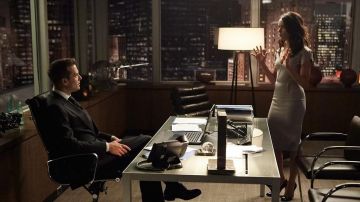 The lamp post in the office of Harvey Specter (Gabriel Macht) in Suits : Lawyers-to-Measure S03E09