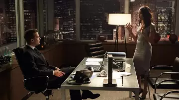 The lamp post in the office of Harvey Specter (Gabriel Macht) in Suits : Lawyers-to-Measure S03E09