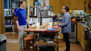 El hervidor de agua naranja en la cocina de Sheldon Cooper (Jim Parsons) en The Big Bang Theory S09E21