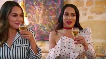 un hombro manga de hojaldre volante frente top de polca roja usado por ella misma (Nikki Bella) en Total Bellas (S03E08)