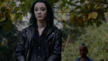 Beau Cloutés Shirt porté par Lorna Dane (Emma Dumont) dans Le Surdoué (S01E11)
