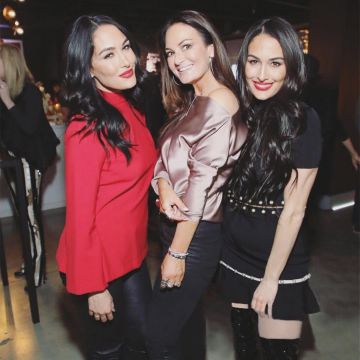 Alice + Olivia Evelyn Faux Pearl Fit-&-Flare Dress usado por Nikki Bella en su cuenta de Instagram @thenikkibella
