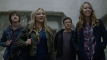 Chaqueta de teniente militar usada por Lauren Strucker (Natalie Alyn Lind) en The Gifted (S01E11)
