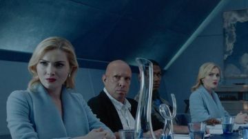 Envelopper Manteau porté par l'Esme Frost (Skyler Samuels) dans Le Surdoué (S01E12)