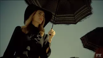 Le parapluie noir de Cordelia Foxx (Sarah Paulson) dans American Horror Story: Apocalypse S08E07