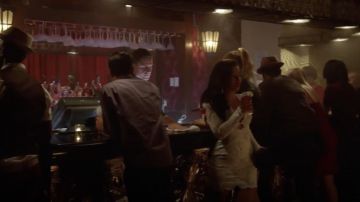 Love Triangle v cuello mini vestido en todo encaje usado por Mariana Adams Foster (Cierra Ramirez) en Good Trouble S01E04