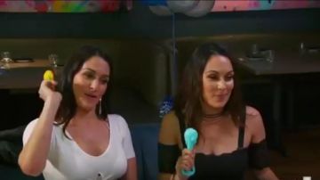 J'ai Arrêté de epaule body porté par elle-Même (Brie Bella) dans le Total des Bellas (S03E10)