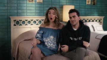 Zara Hors de L'Épaule Bobo Robe Bleue portée par Alexis Rose (Annie Murphy) dans Schitt s Creek S05E04