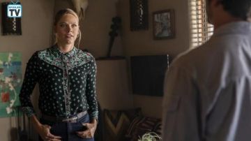 Maje Cimani Camisa estampada usada por Isobel Evans-Bracken (Lily Cowles) en Roswell, Nuevo México S01E03