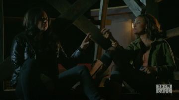 Helmut Lang Chaqueta de mezcla de cuero texturizado brillante con capucha y lana acanalada usada por Liz Ortecho (Jeanine Mason) en Roswell, Nuevo México S01E03