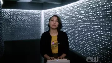 Le t-shirt jaune Santa Fe New Mexico de Nora West-Allen (Jessica Parker Kennedy) dans Flash S05E12