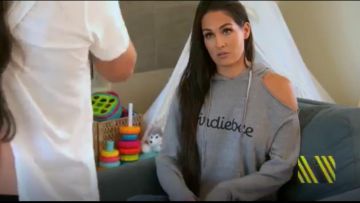 sudadera con capucha gris birdiebee cold shoulder usada por ella misma (Nikki Bella) en Total Bellas (S04E01)
