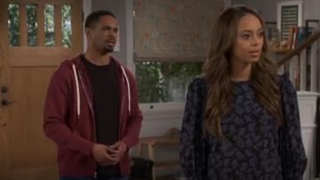 Veronica Beard Clarke Floral Bouton-Retour Haut en Soie porté par Claire (Amber Stevens-Ouest) dans Happy Together (S01E09)