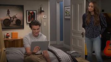 MOTHER The Stunner Zip Ankle Step Fray Jeans usados por Claire (Amber Stevens West) en Happy Together (S01E09)