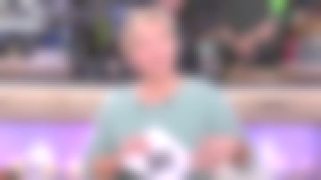 Le pull vert d'eau de Anne-Élisabeth Lemoine dans C à vous le 28.01.2019