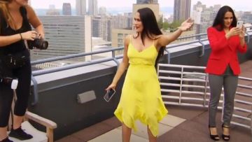 L'Agence Azalea Silk Crepe Dress usado por ella misma (Nikki Bella) en Total Bellas (S04E02)