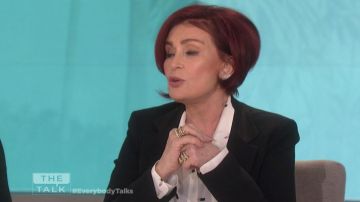 Rails Kate Lipstick Print Silk Shirt usada por Sharon Osbourne en The Talk enero 29, 2019