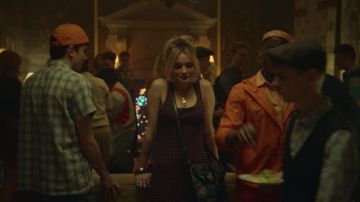 El vestido a cuadros de Maeve (Emma Mackey) en Sex Education S01E02